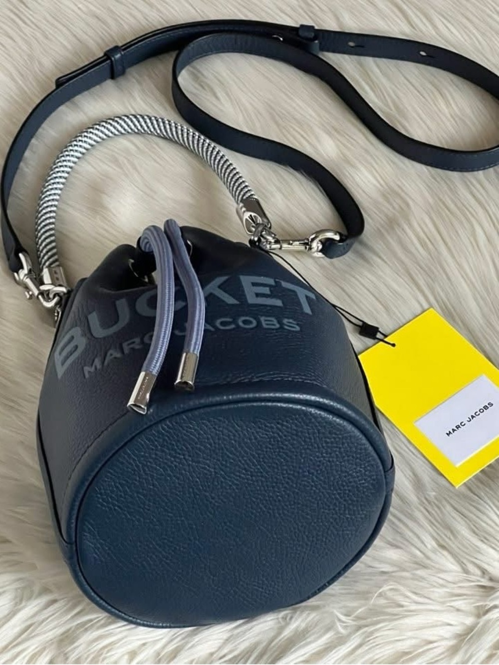 H652L01PF22 - Marc Jacobs The Leather Bucket Bag - Picture 7 of 16